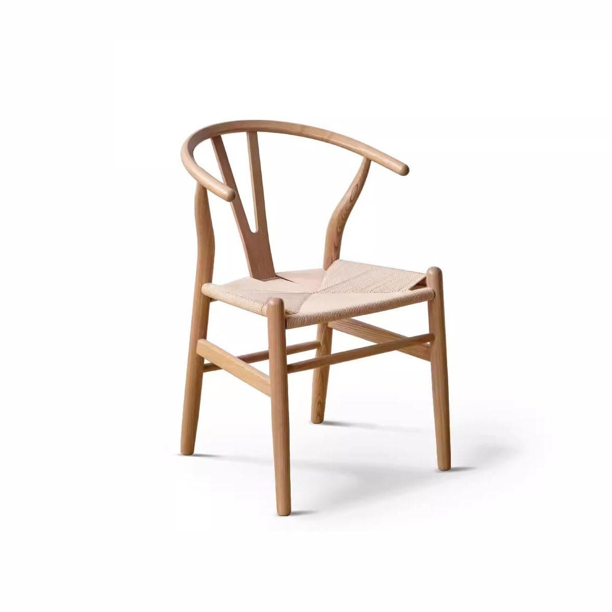 Silla Wishbone de madera clara y asiento trenzado