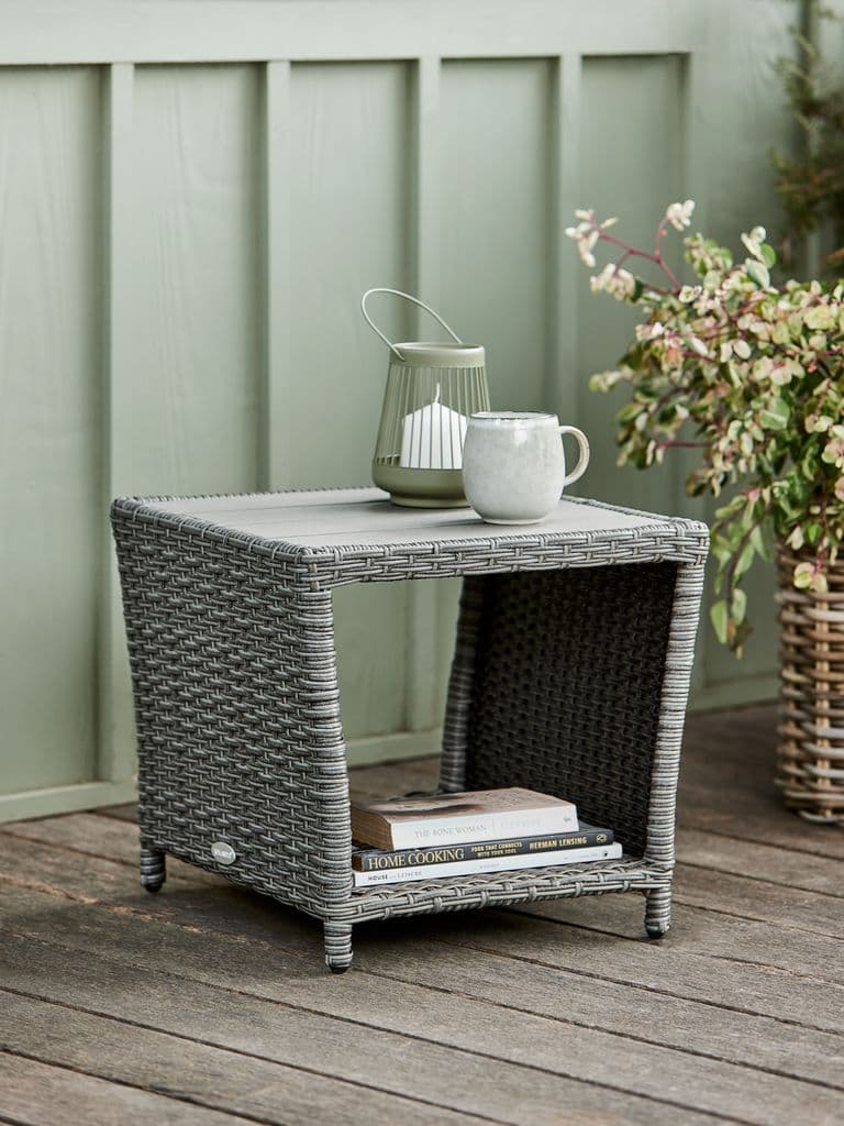 Mesa auxiliar cuadrada gris de ratán