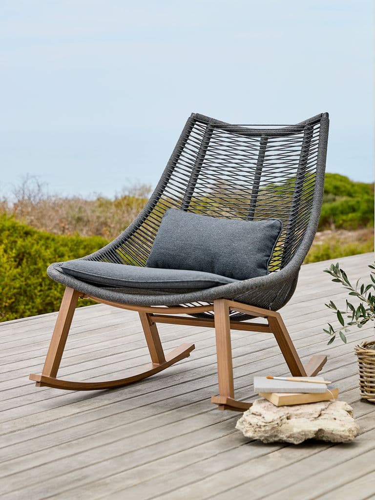 Mecedora de cuerda gris y madera