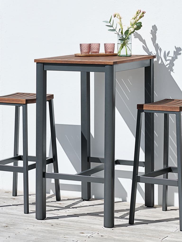 Mesa de bar cuadrada de madera y metal gris