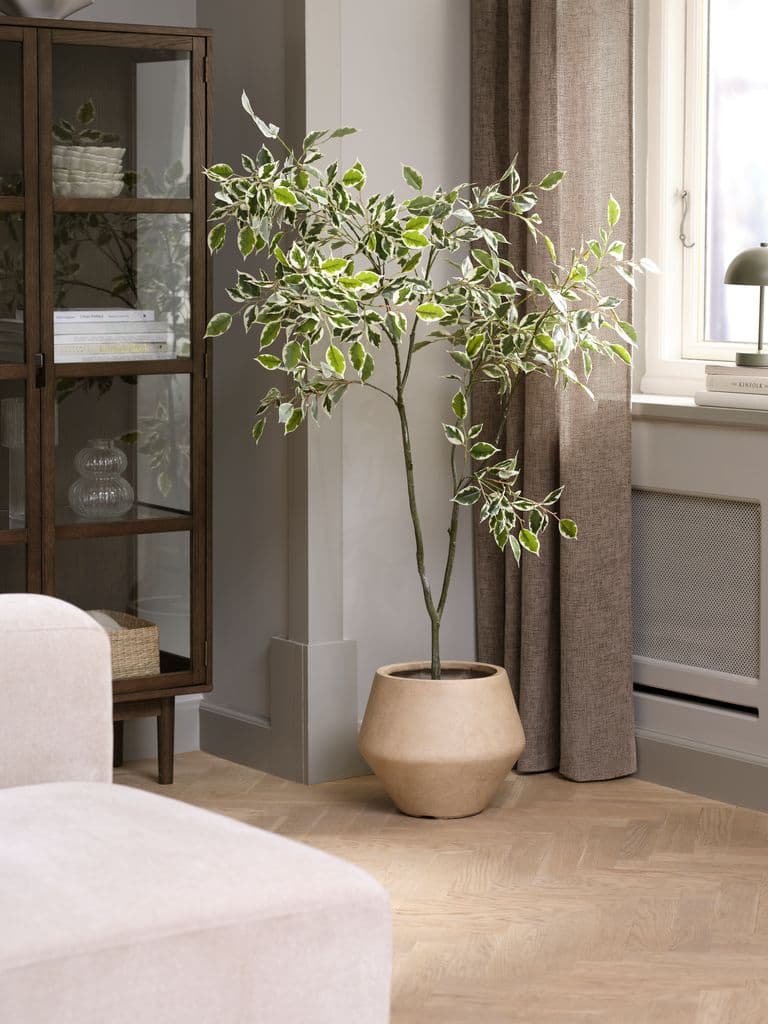 Planta artificial decorativa con maceta beige