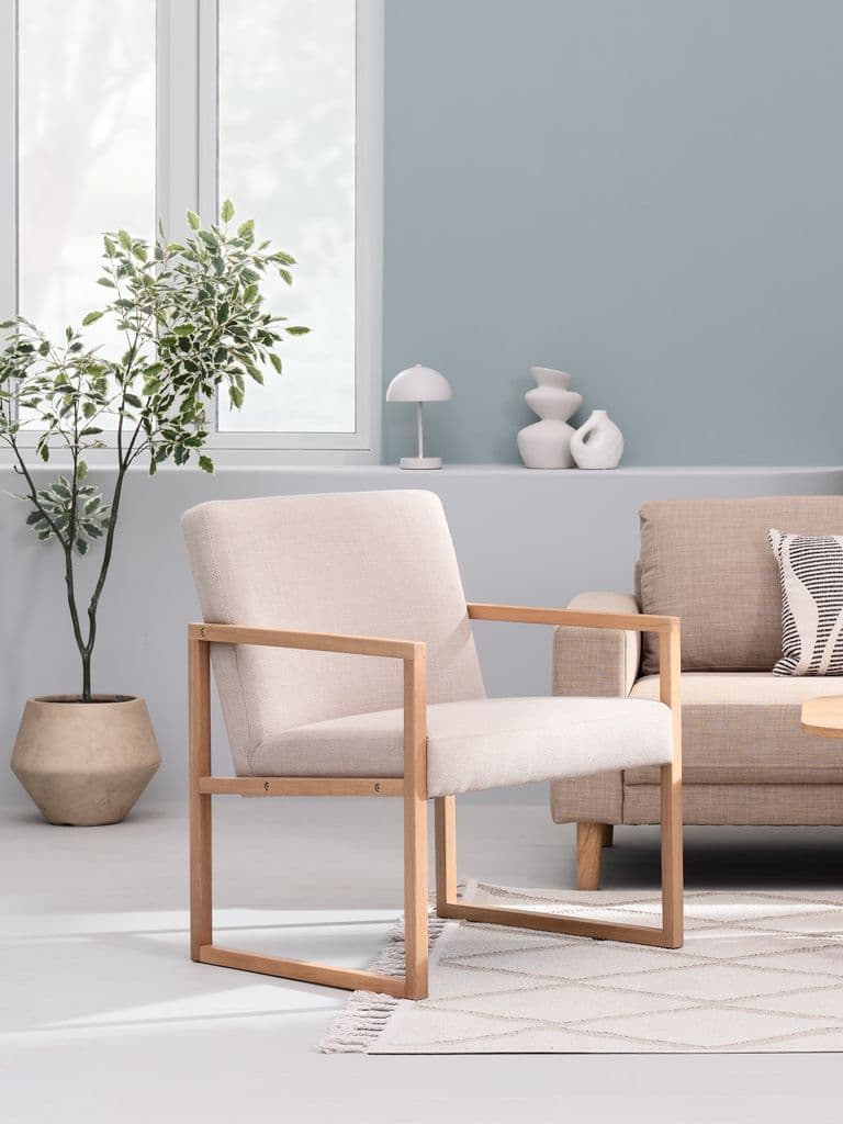 Sillón KALUNDBORG de tela arena y roble natural