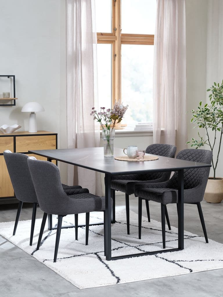 Mesa de comedor cerámica gris y sillas tapizadas grises