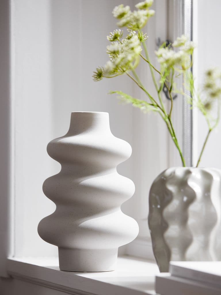 Jarrón decorativo cerámico blanco ondulado