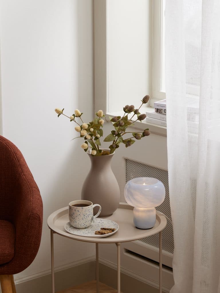 Lámpara de mesa azul y blanca HJARNE