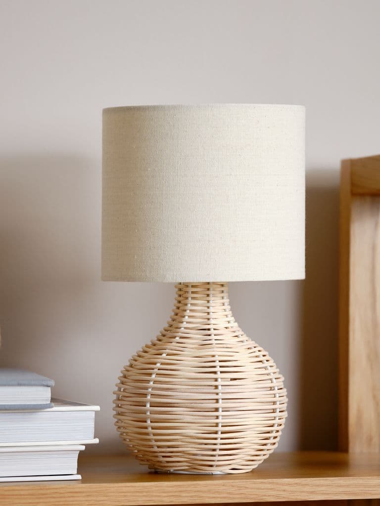 Lámpara de mesa de ratán beige con pantalla de tela