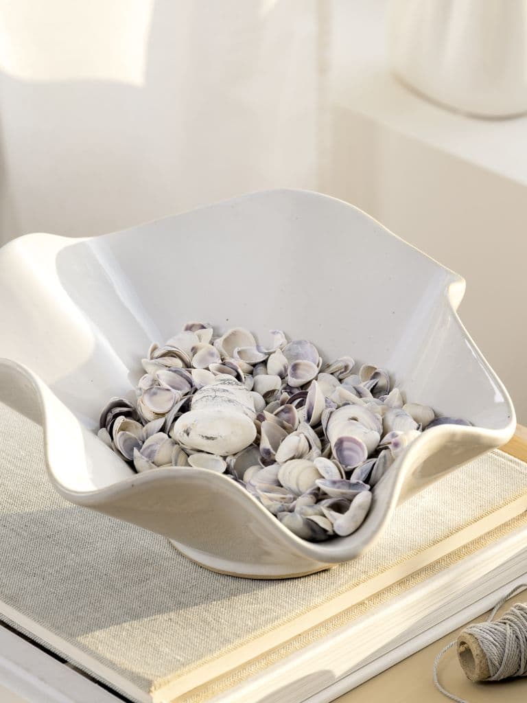 Bol decorativo de cerámica blanca con conchas