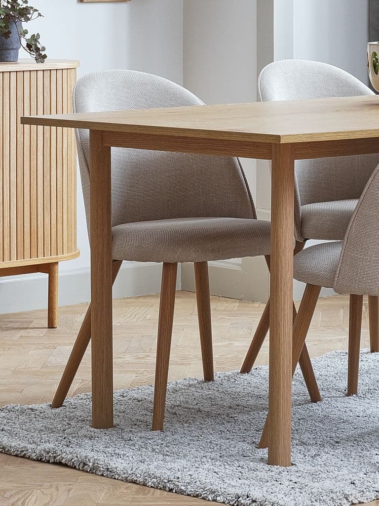 Mesa de comedor rectangular roble y sillas tapizadas beis