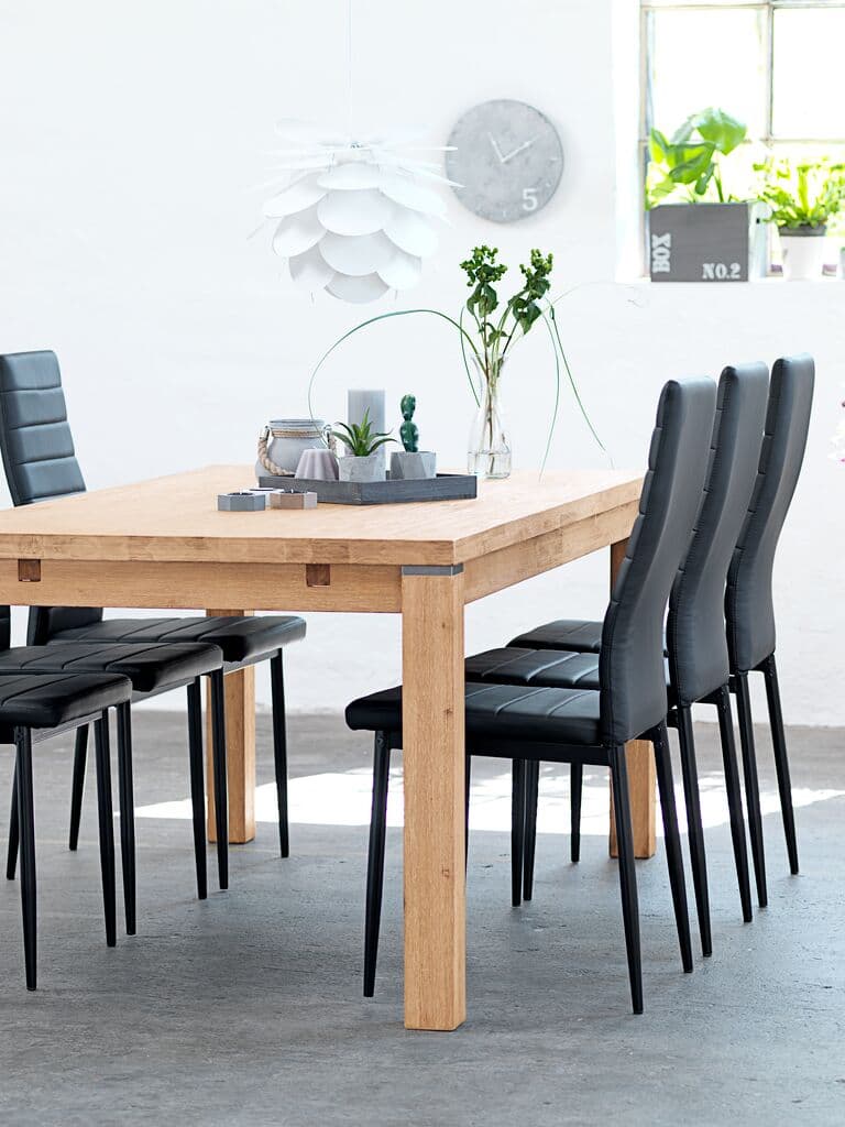 Silla de comedor tapizada en polipiel negra