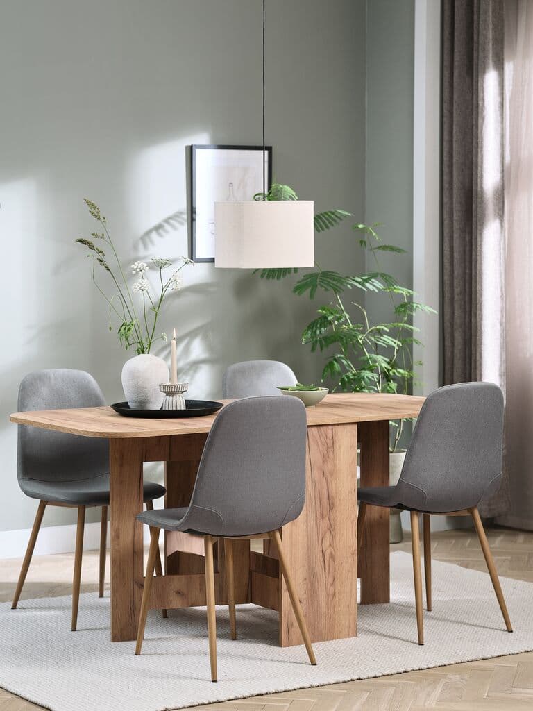 Mesa de comedor extensible roble cálido con sillas grises