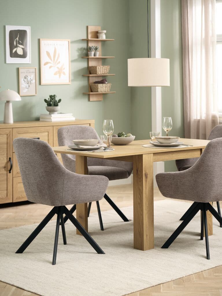 Mesa de comedor extensible de roble y sillas tapizadas arena