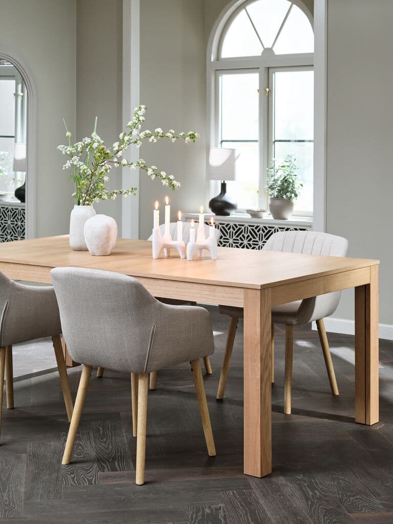 Mesa extensible de roble natural con 4 sillas tapizadas beige