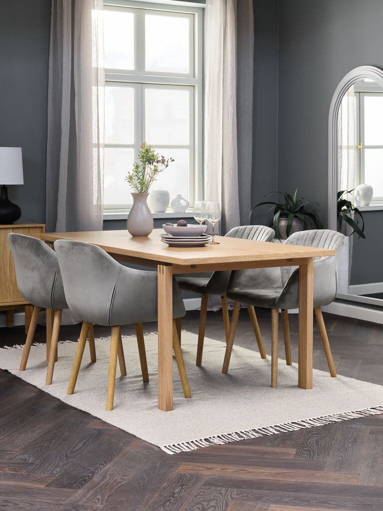 Mesa de comedor roble claro y sillas grises de terciopelo