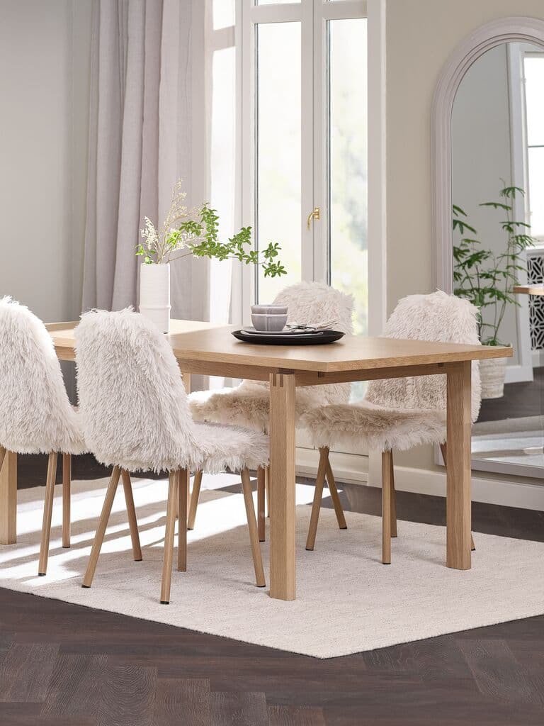 Mesa de comedor roble y sillas blancas con felpa