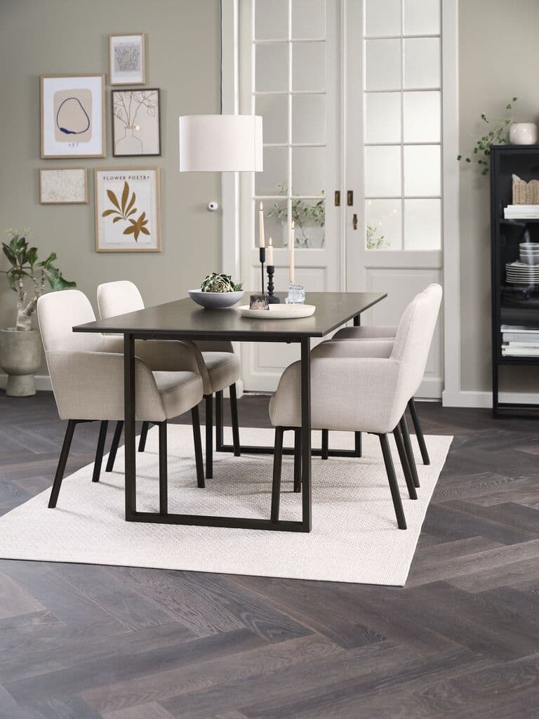 Mesa de comedor cerámica negra con sillas beis