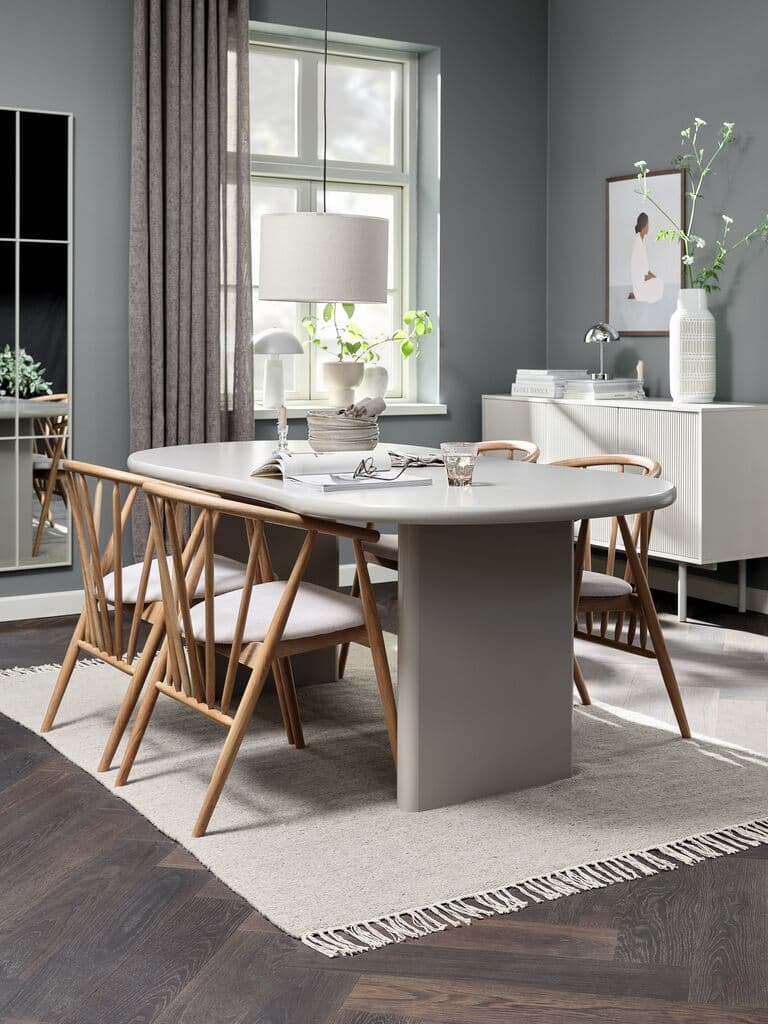 Mesa de Comedor Beis con Sillas de Roble Natural