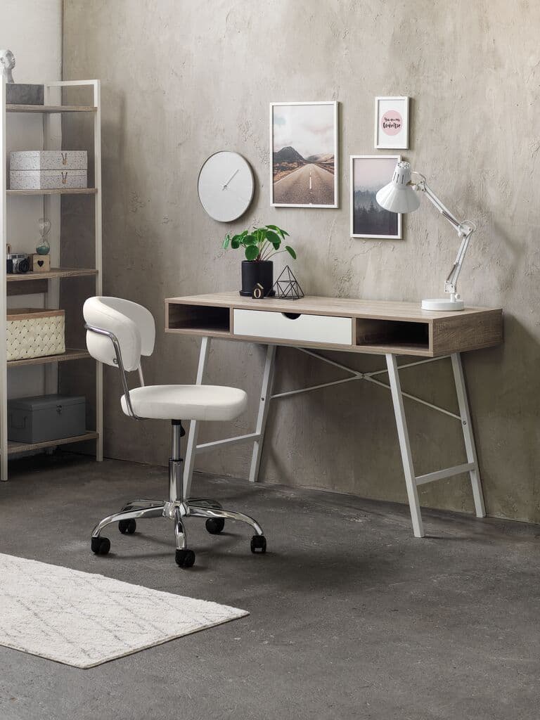 Silla de oficina blanca de polipiel con base cromada