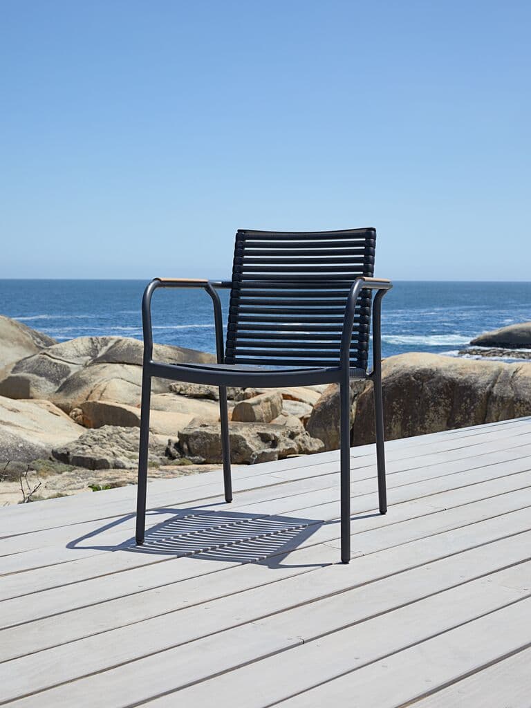 Silla apilable NABE negra con reposabrazos de madera