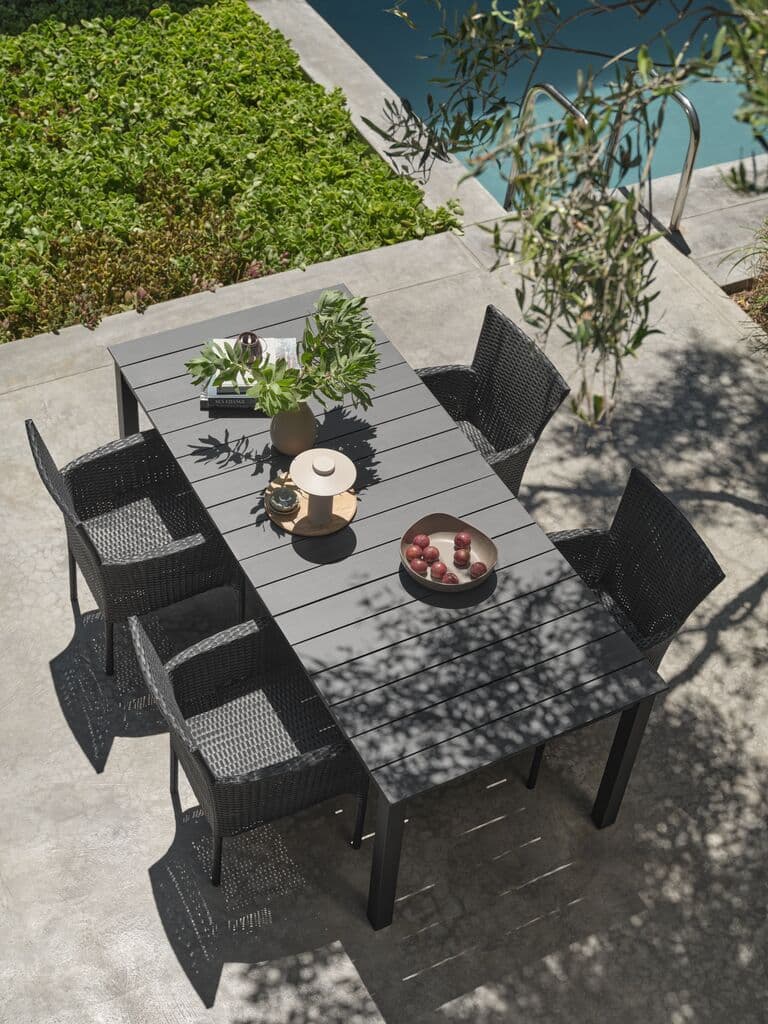 Mesa de exterior gris con 4 sillas de ratán