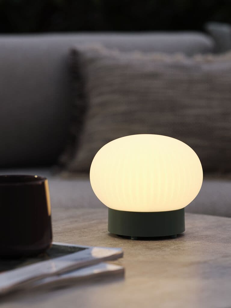 Lámpara de mesa recargable verde oscuro