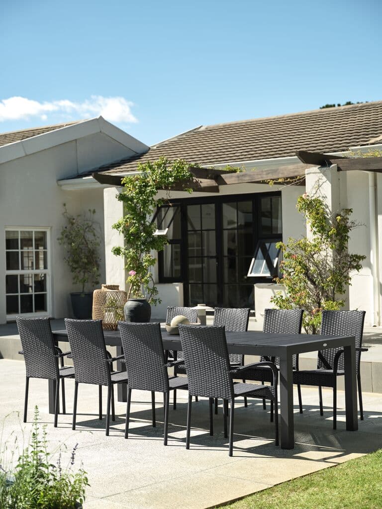 Conjunto de mesa extensible y sillas de exterior negras
