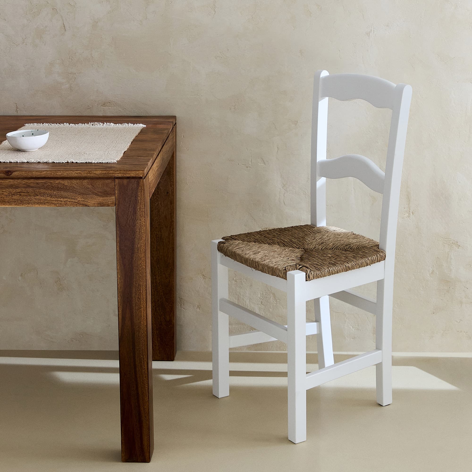 Silla de comedor de madera blanca Ronda con asiento de fibra