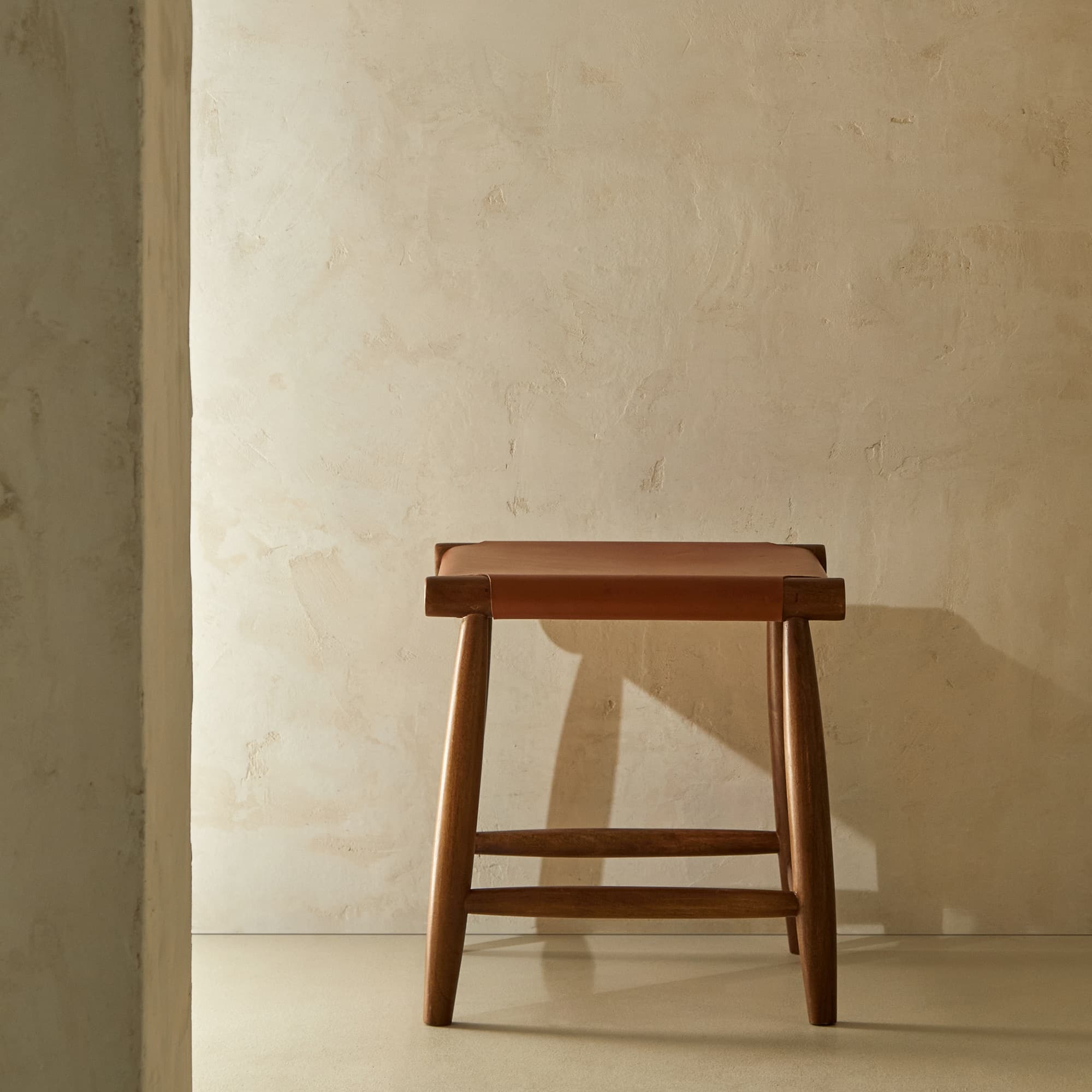 Taburete de madera de acacia y piel Rusty