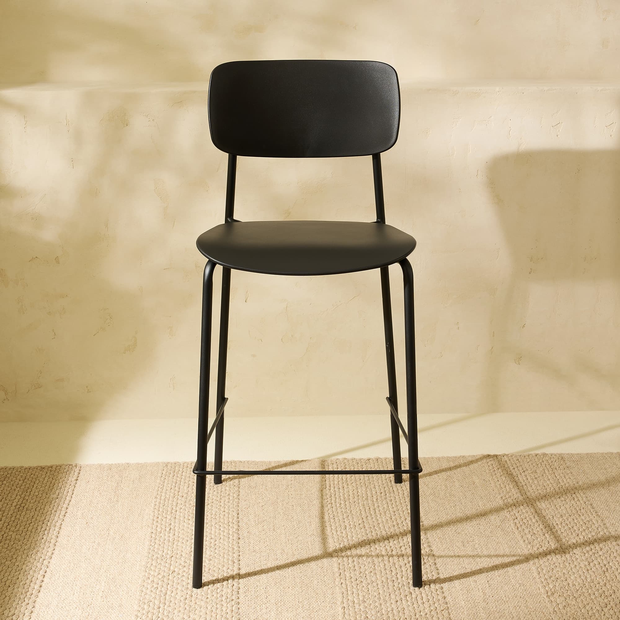 Taburete alto negro con respaldo Kasper