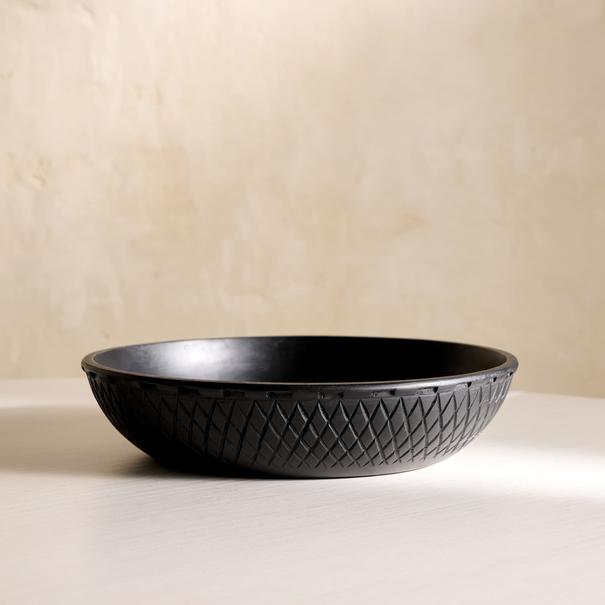 Centro de mesa redondo de madera de mango negro Chennai