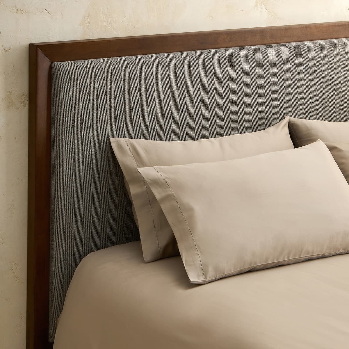 Cabecero de cama tapizado Chicago con marco de madera