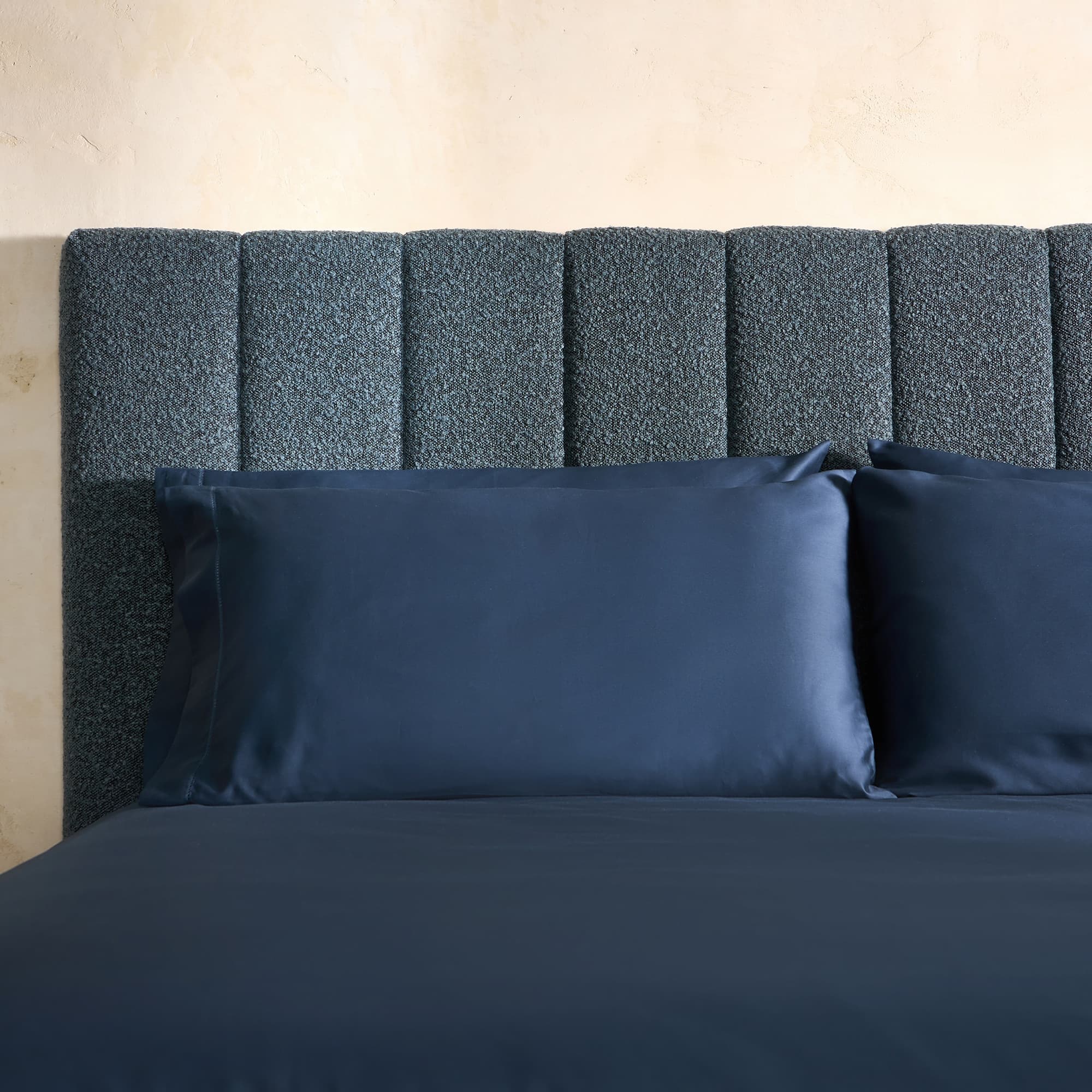 Cabecero de cama tapizado en tejido bouclé azul Montana