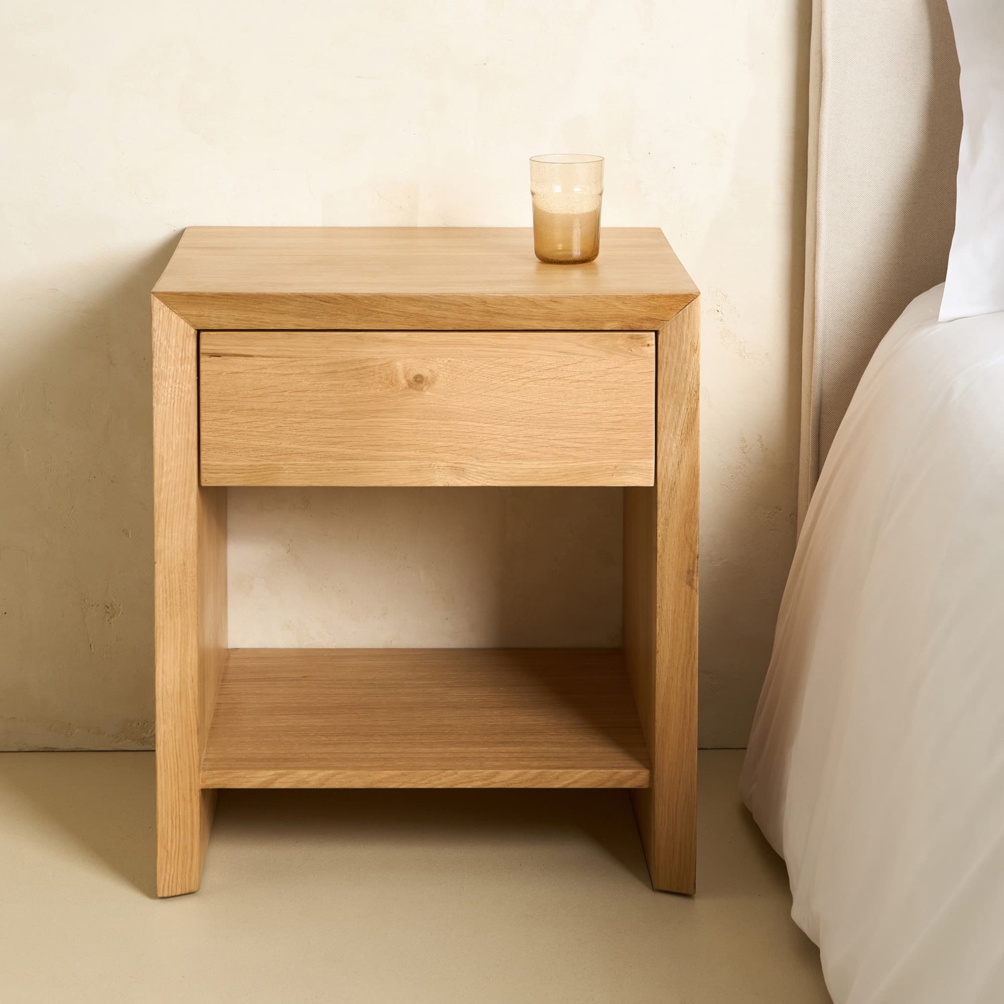 Mesita de noche de madera de roble Roger