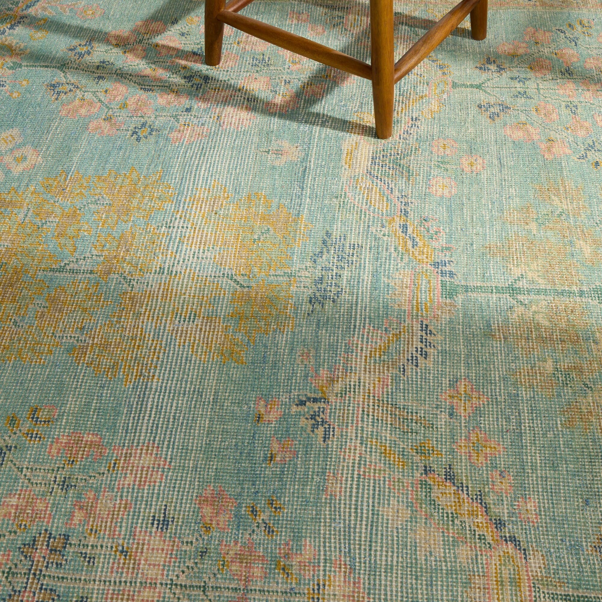 Alfombra tejida Farid con estampado floral