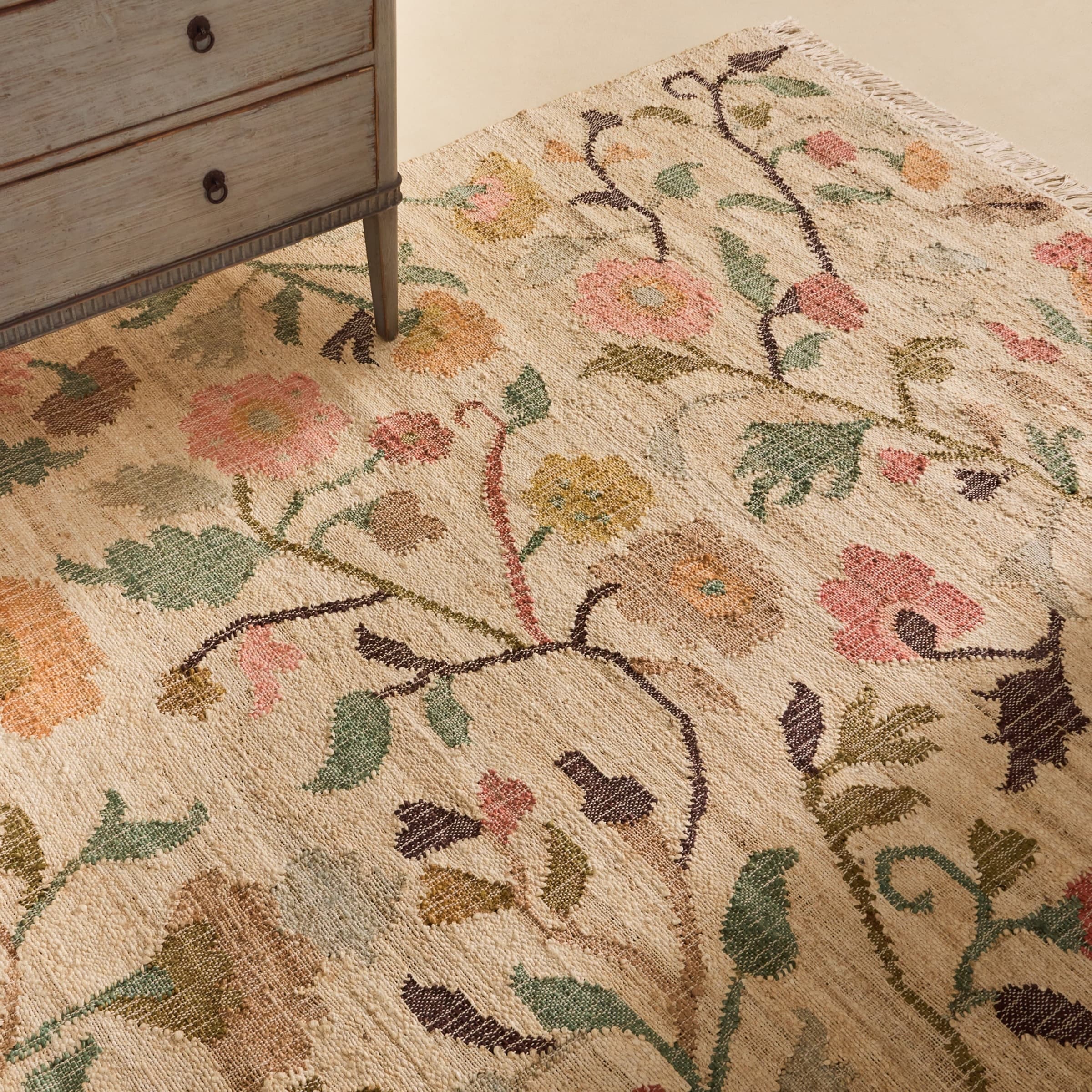 Alfombra Kilim Nasim de estilo artesanal con motivos florales