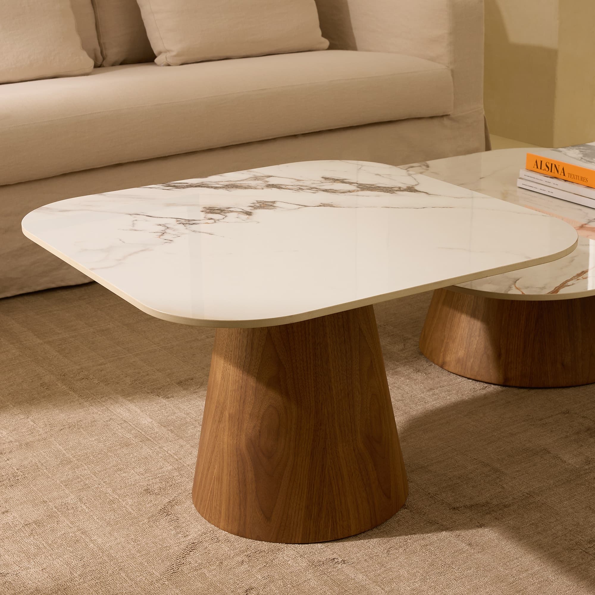 Mesa de centro alta de madera de nogal Adami