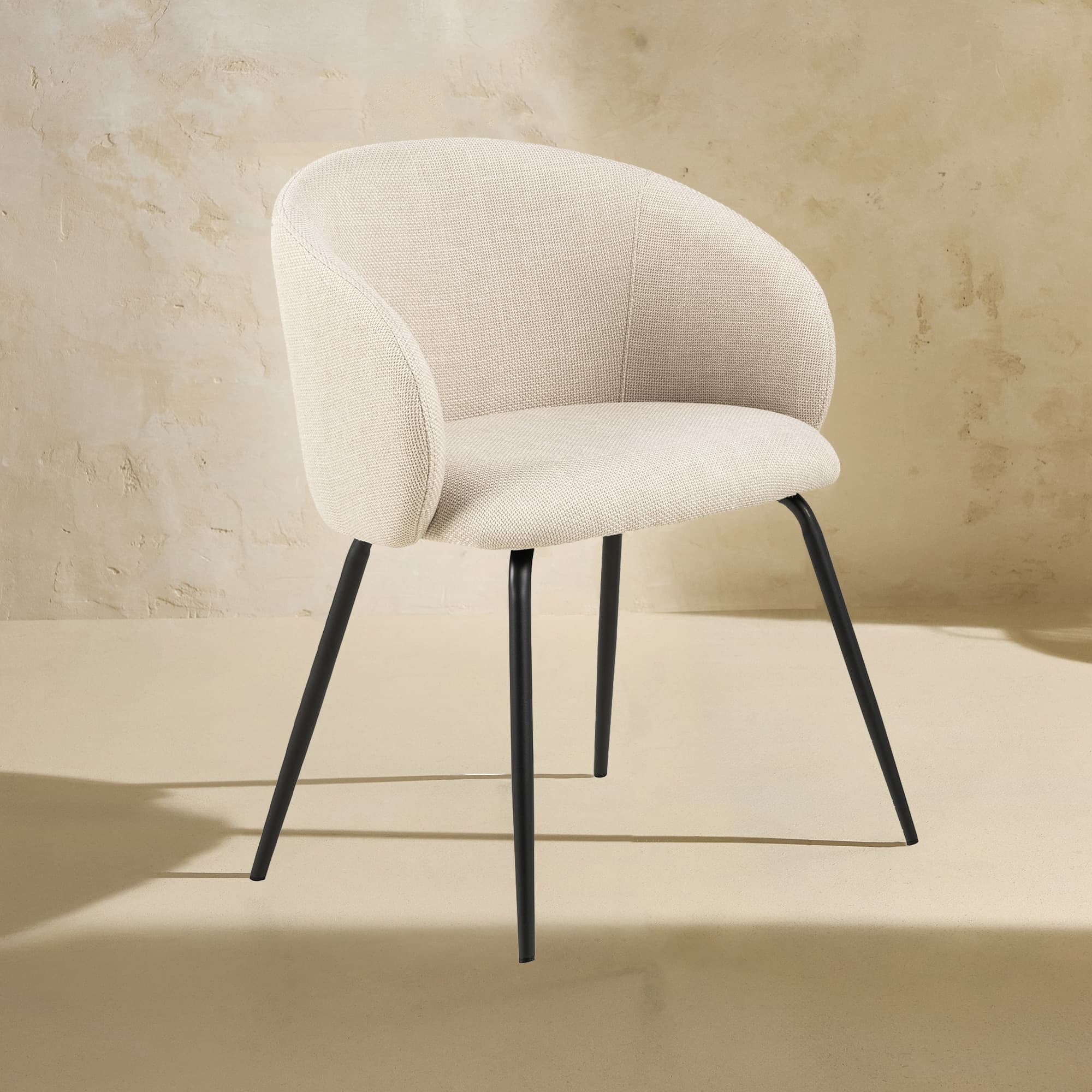 Silla tapizada Paula beige con patas metálicas