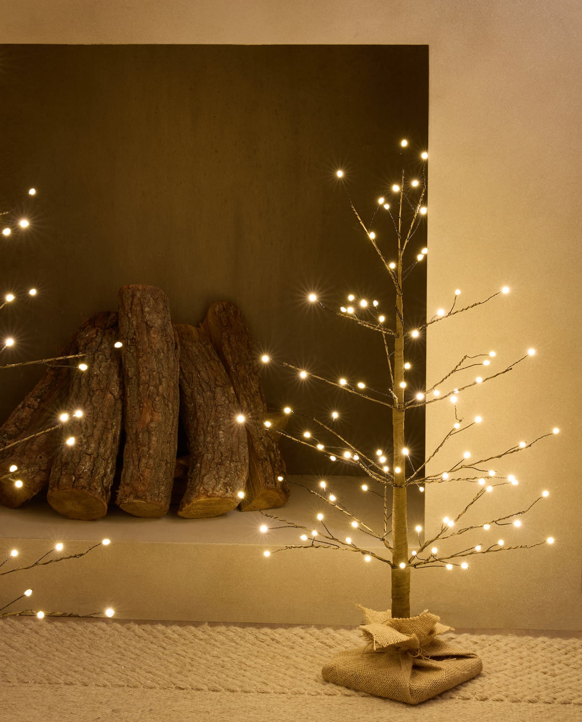 Árbol de mesa decorativo con luces LED