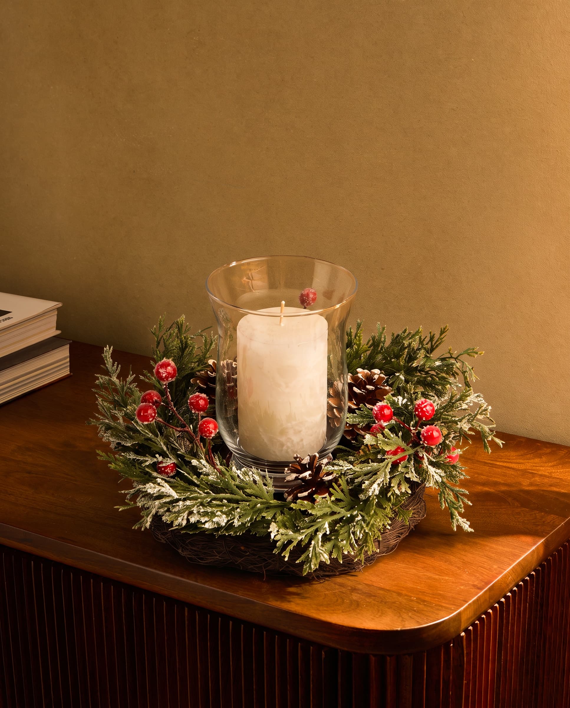Centro de mesa navideño con portavelas y piñas