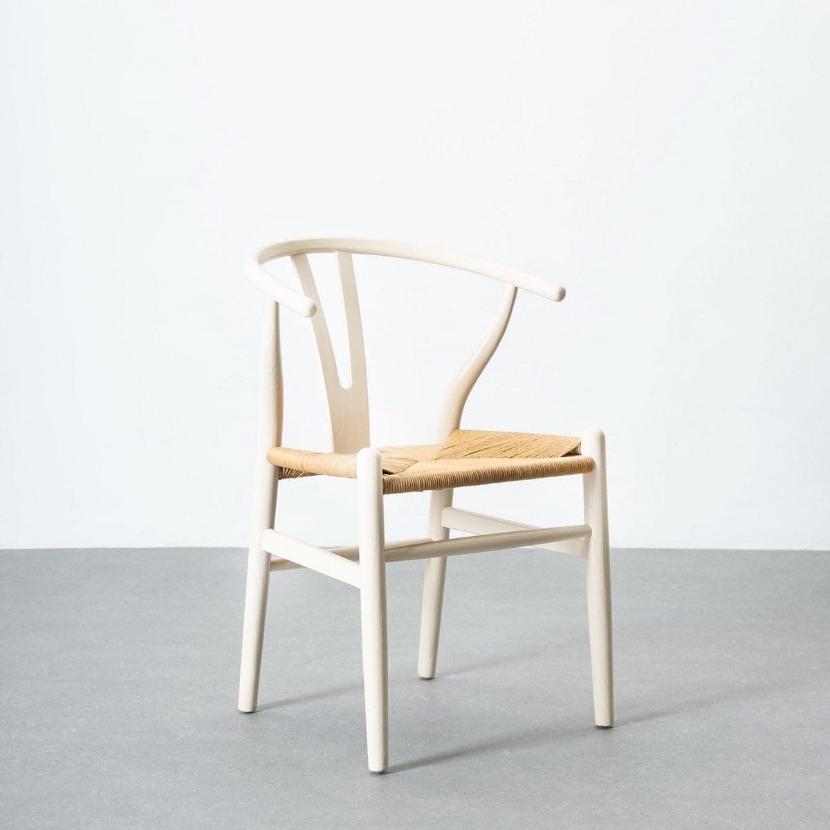 Silla Wishbone de madera blanca y asiento de ratán natural