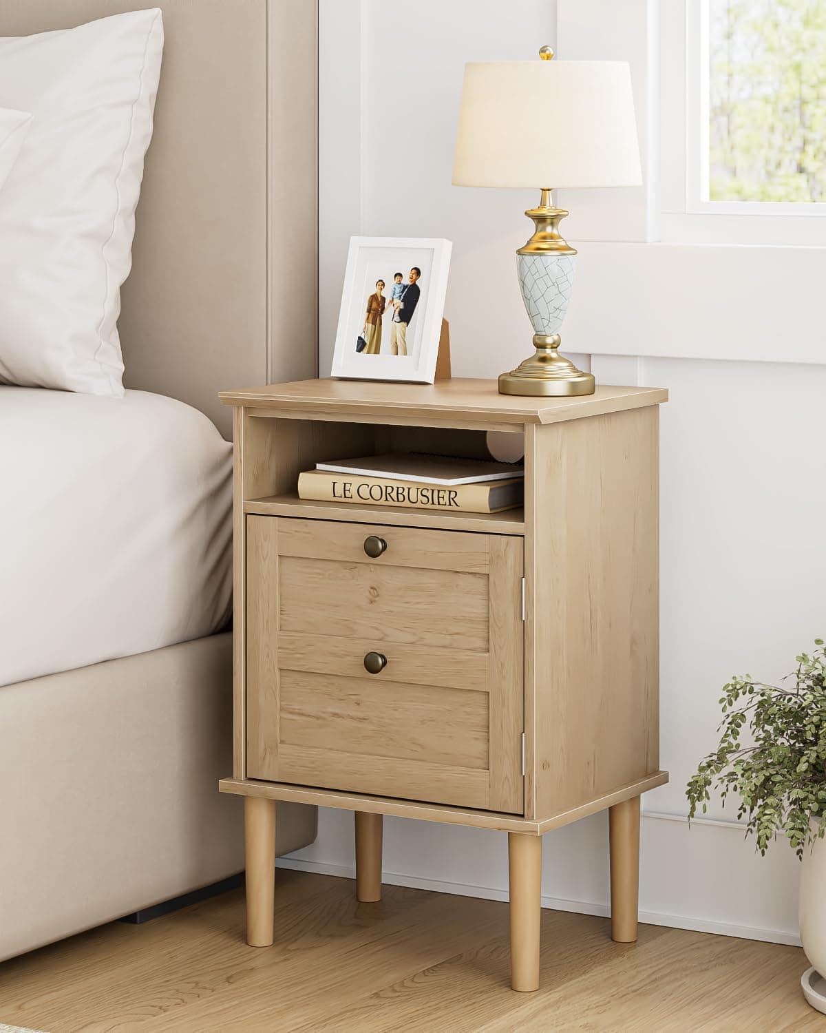 Mesita de noche de madera clara con puerta