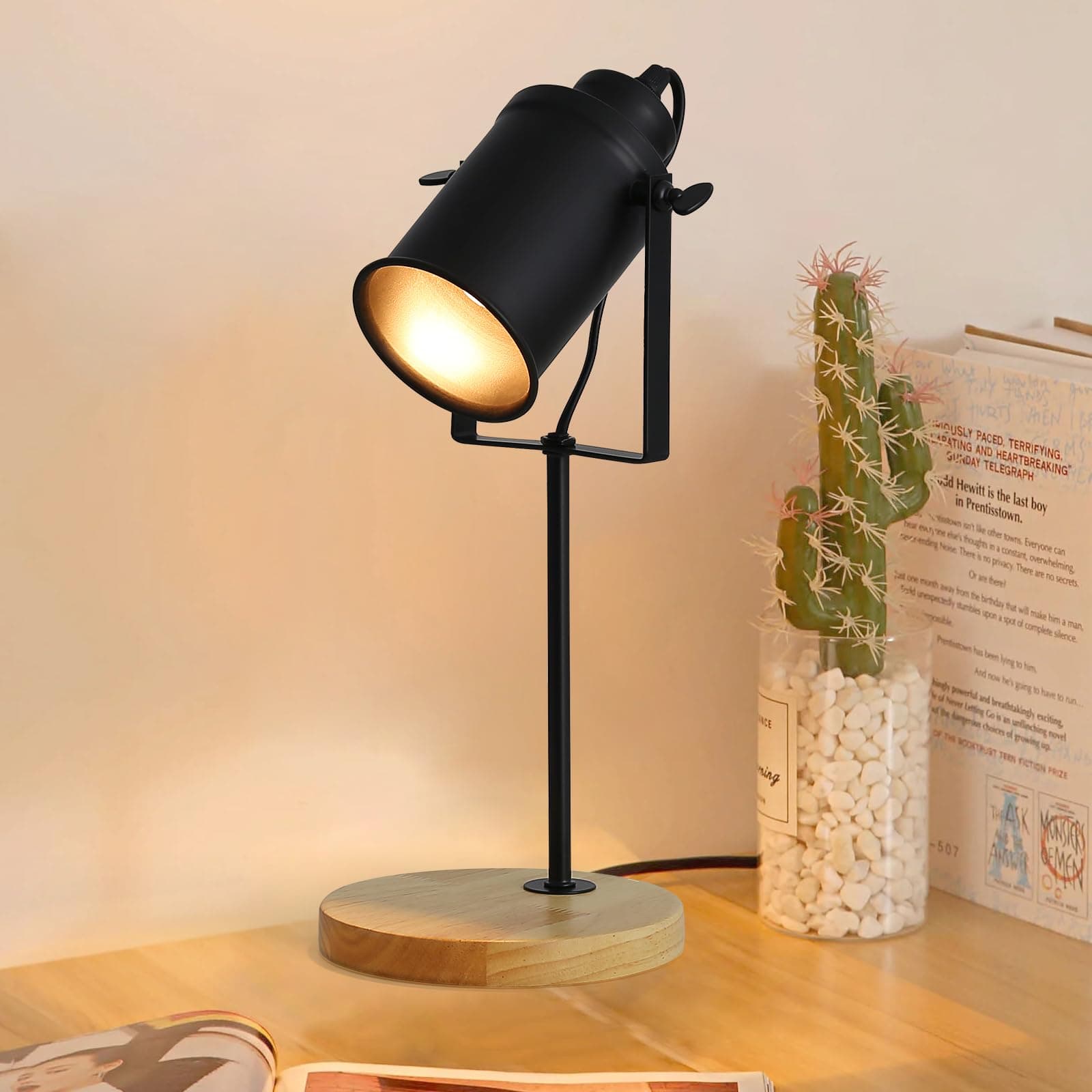 Lámpara de mesa negra con base de madera clara