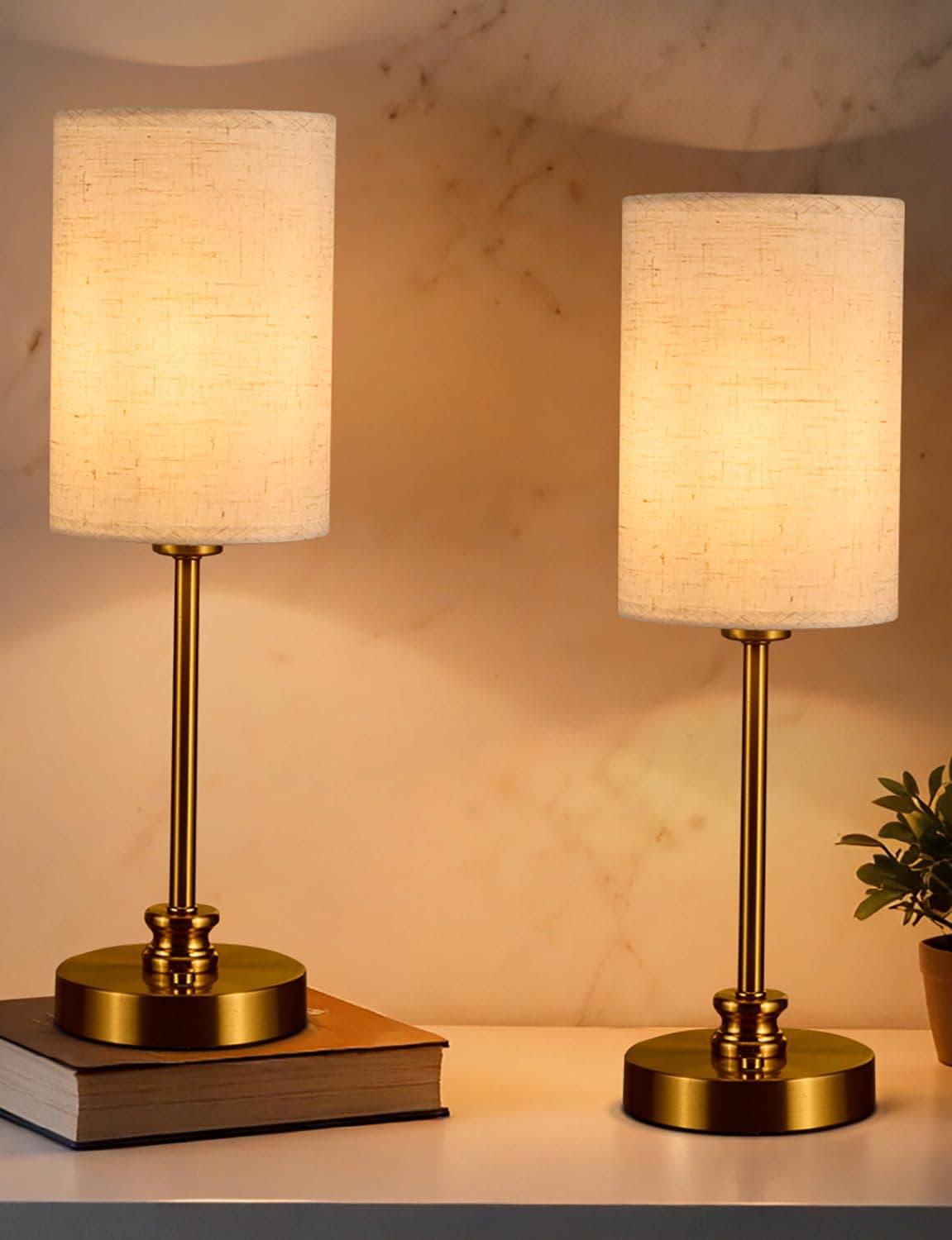 Lámpara de mesa dorada con pantalla de tela beige