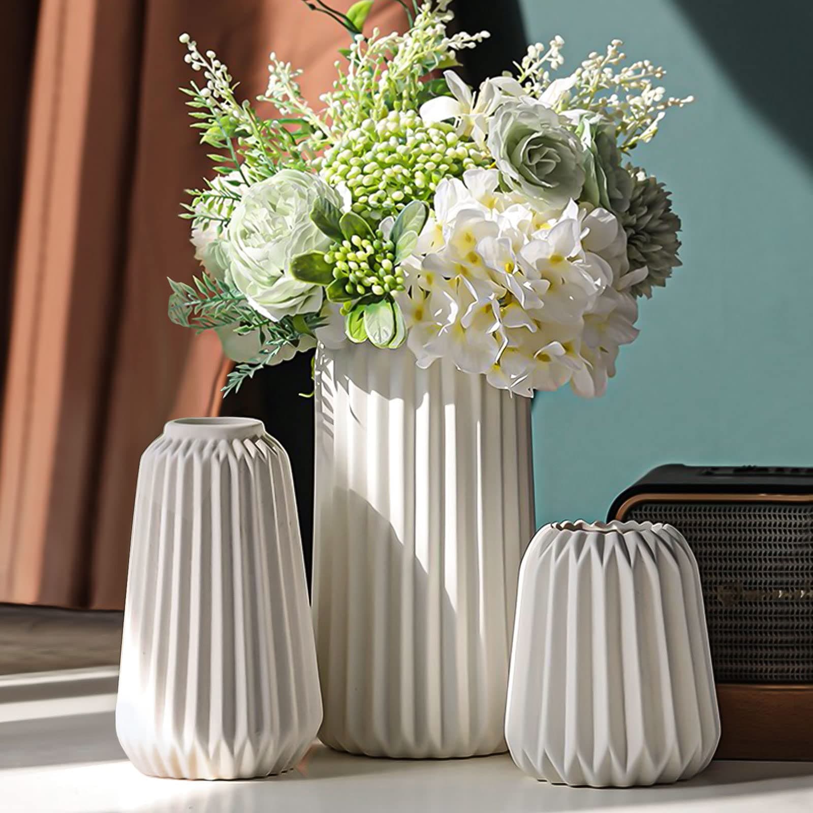 Set de jarrones decorativos blancos estriados