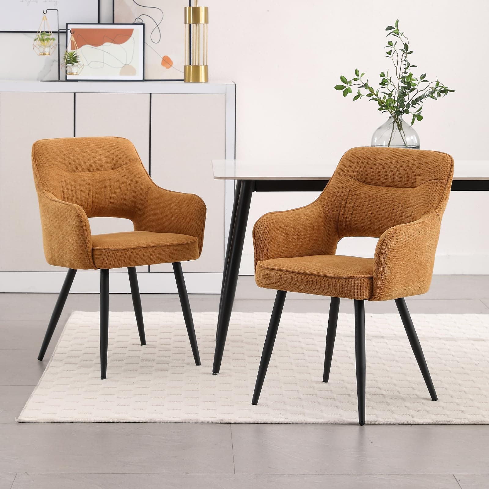Silla de comedor tapizada en color marrón con patas de metal negro