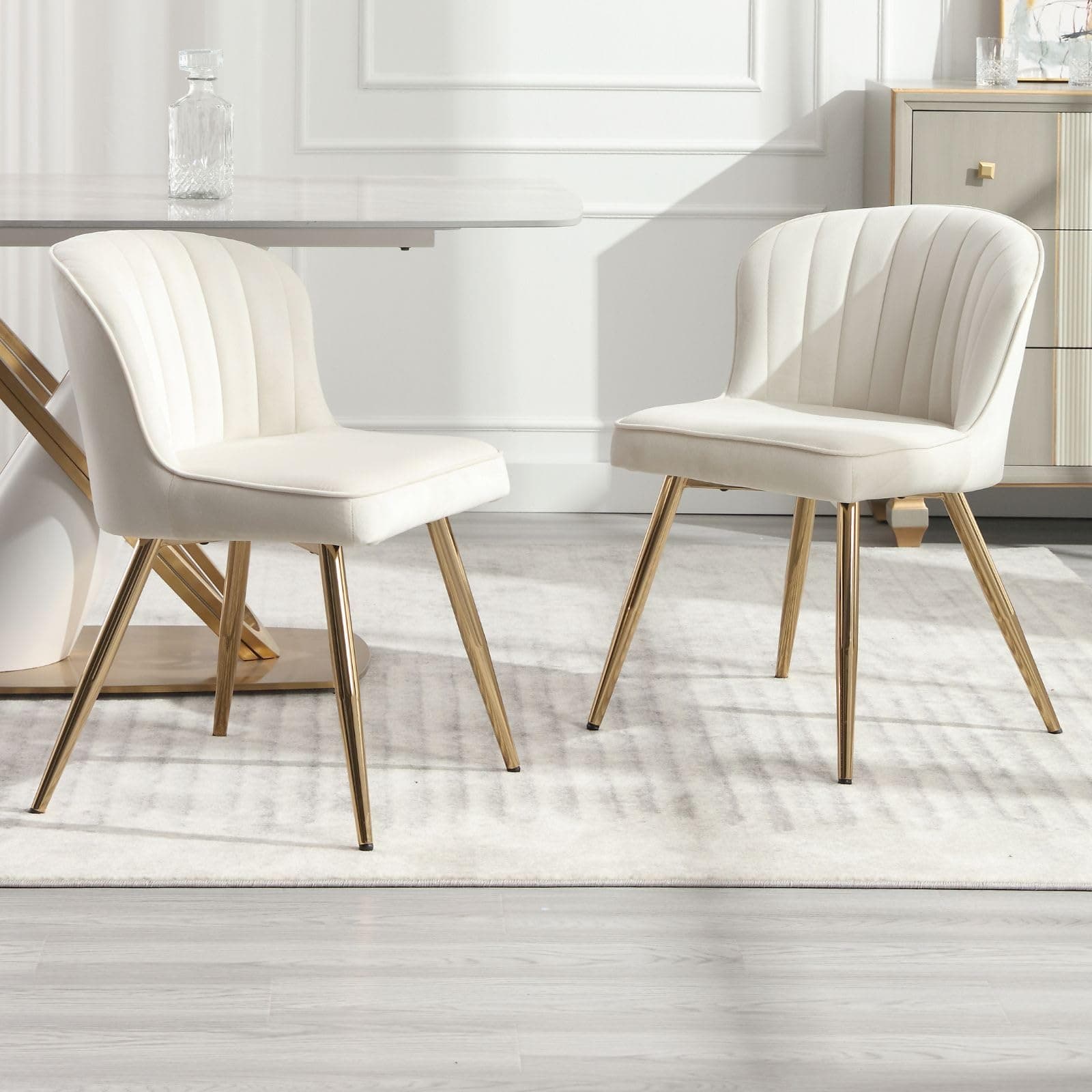 Silla de Comedor Tapizada en Beige con Patas Doradas