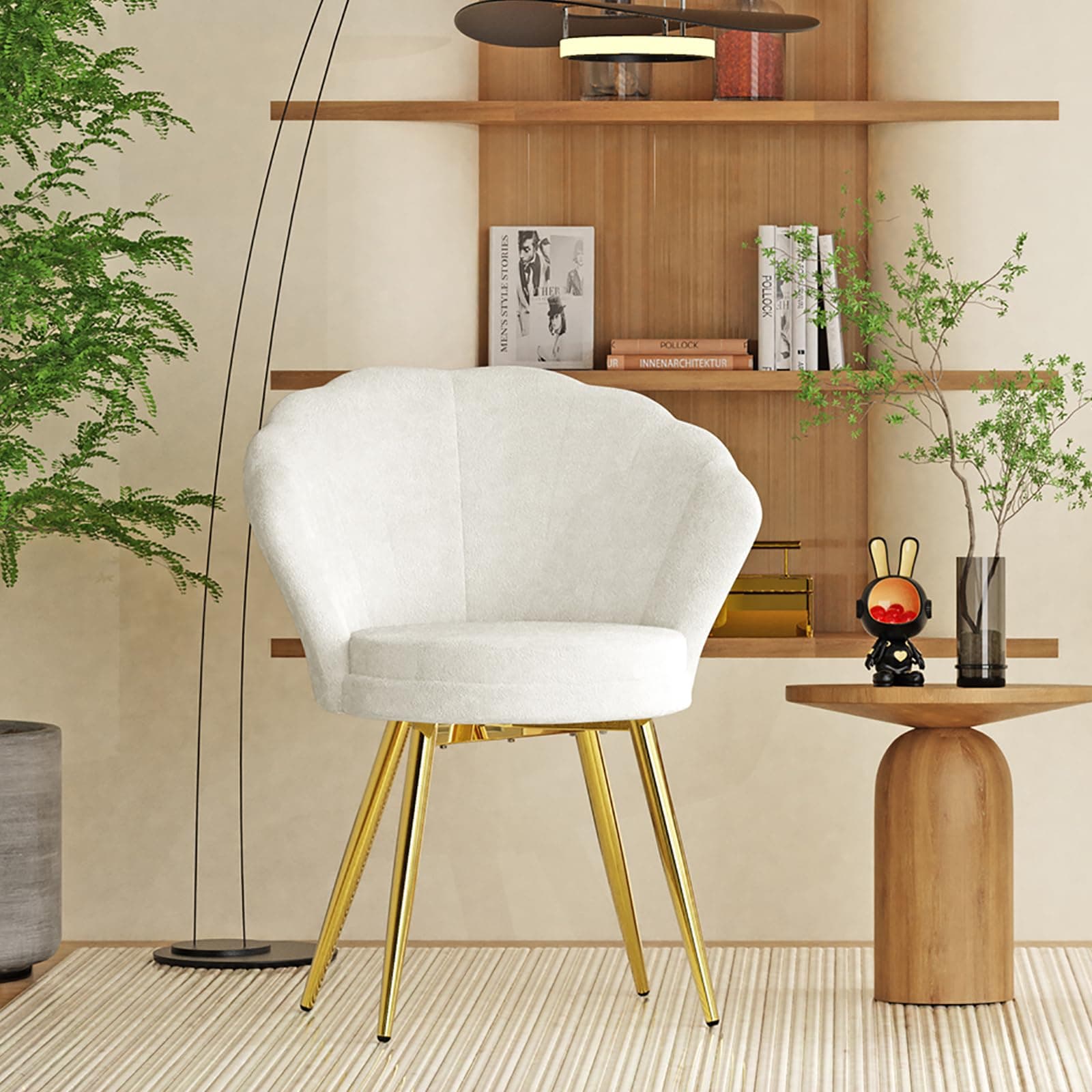 Sillón tapizado blanco con patas doradas