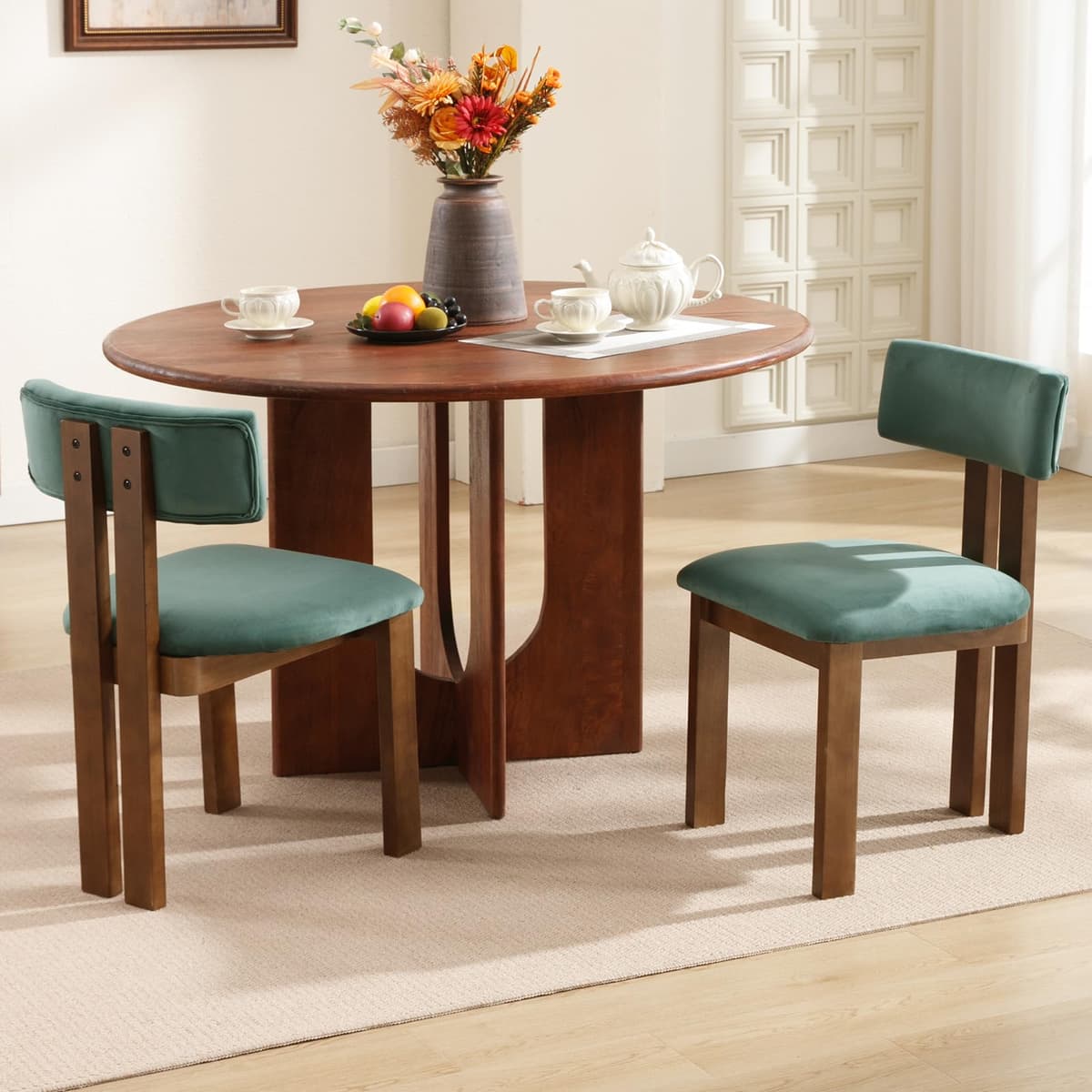 Mesa de comedor redonda de madera con sillas de terciopelo verde