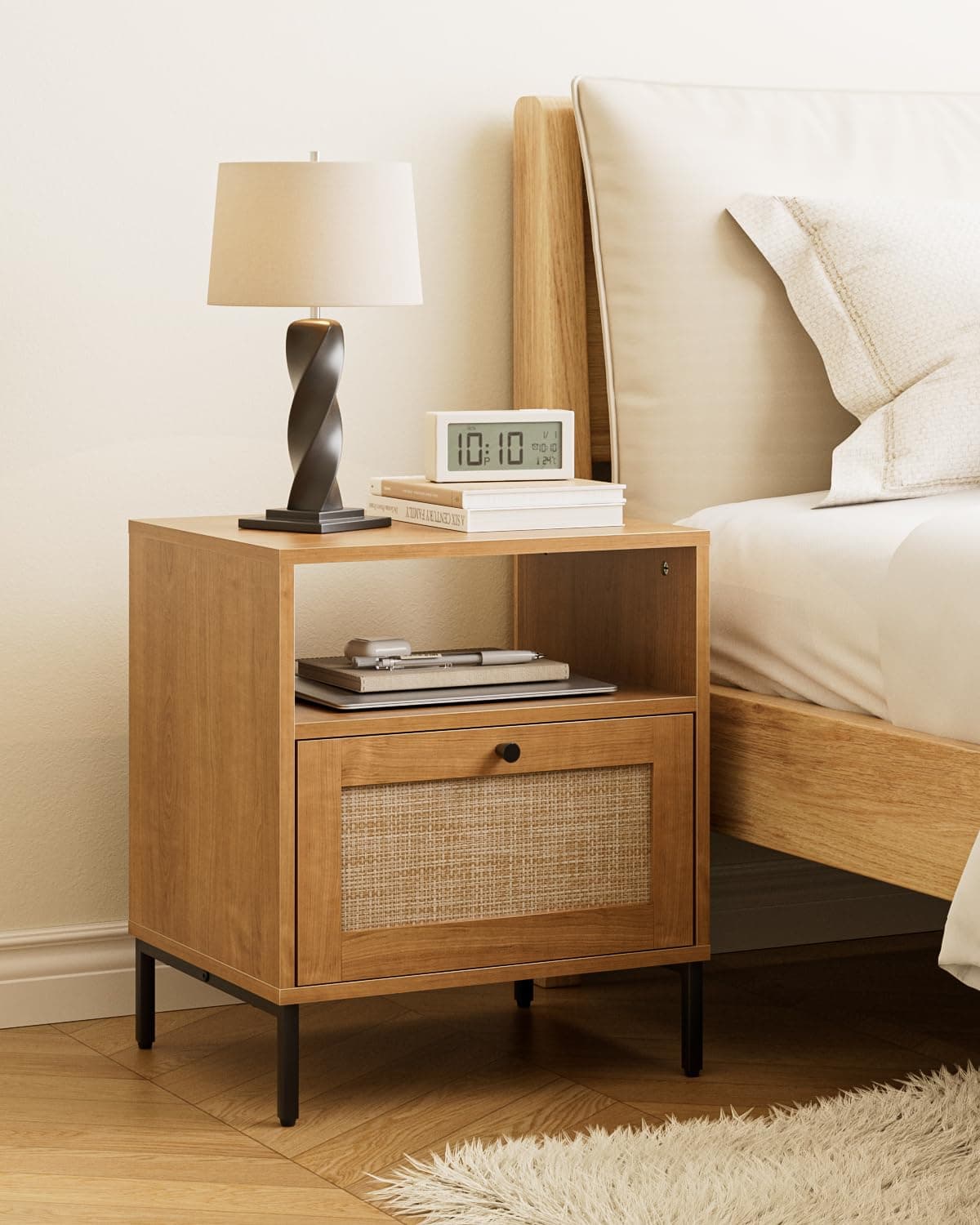Mesita de noche de madera con cajón de ratán