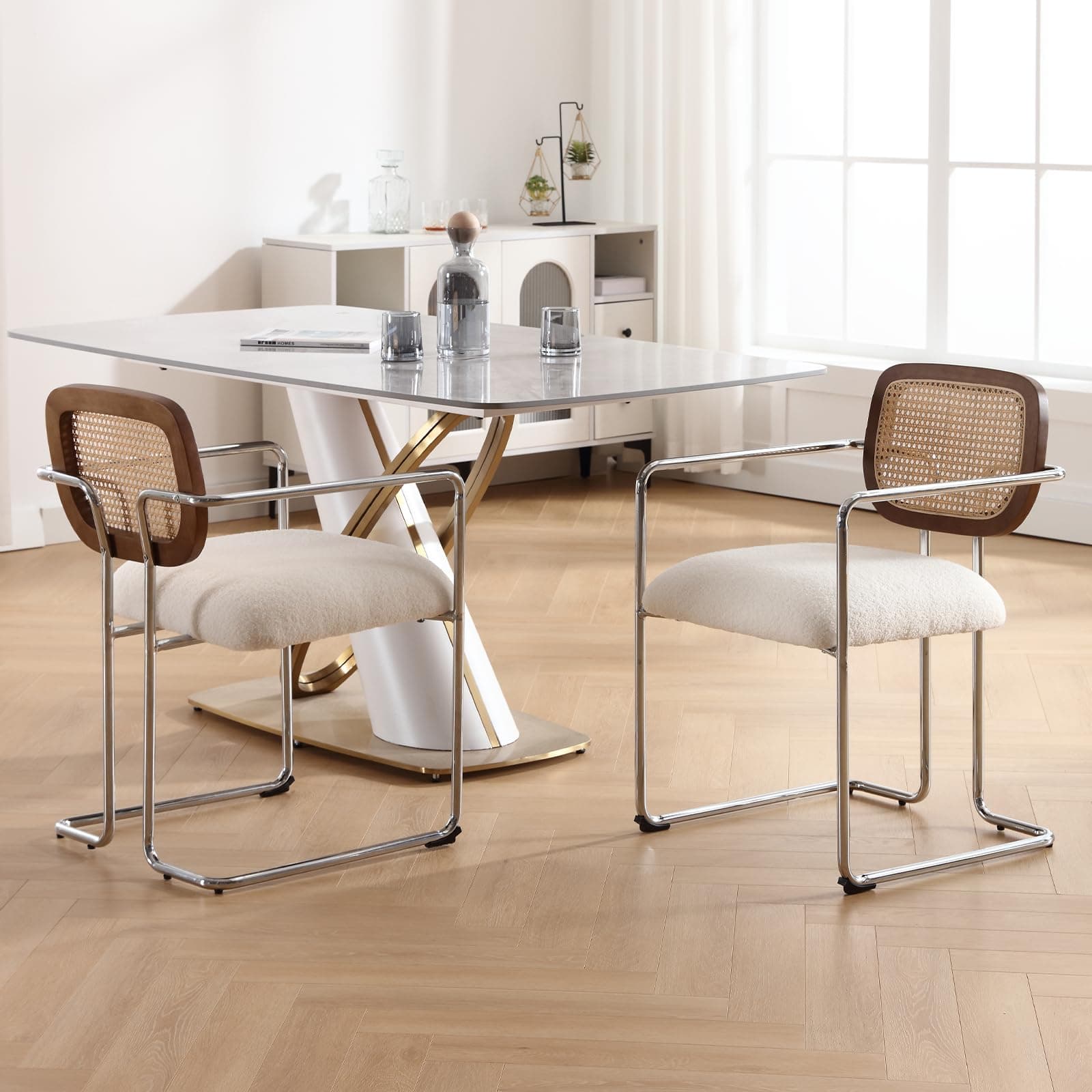 Silla de comedor con asiento tapizado y respaldo de ratán