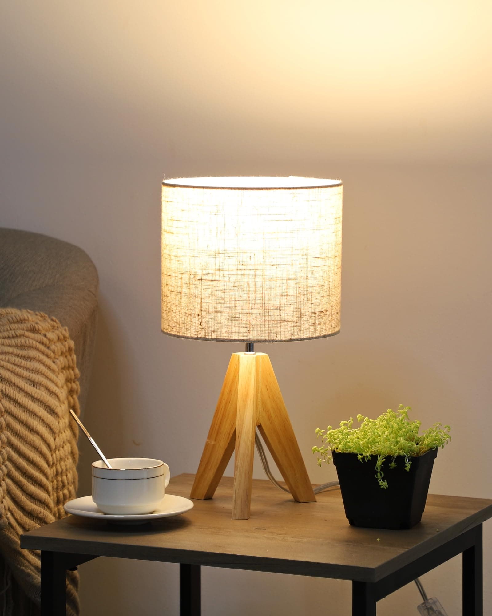 Lámpara de mesa con base de madera clara